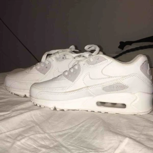  - Ett par helt oanvända vita Nike air max,ordinarie pris 1300 