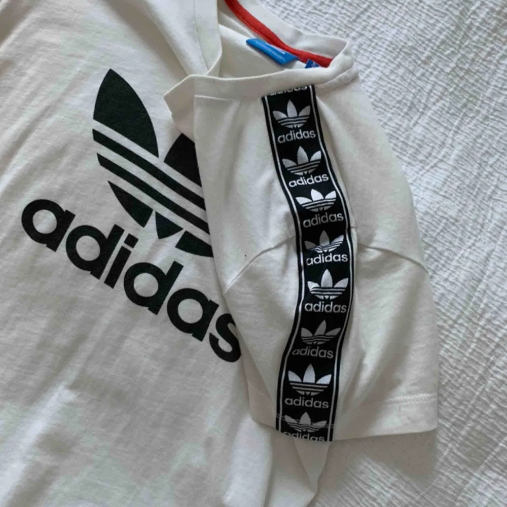 Adidaströja i xs med detalj på axeln. Frakt ingår ej.. T-shirts.