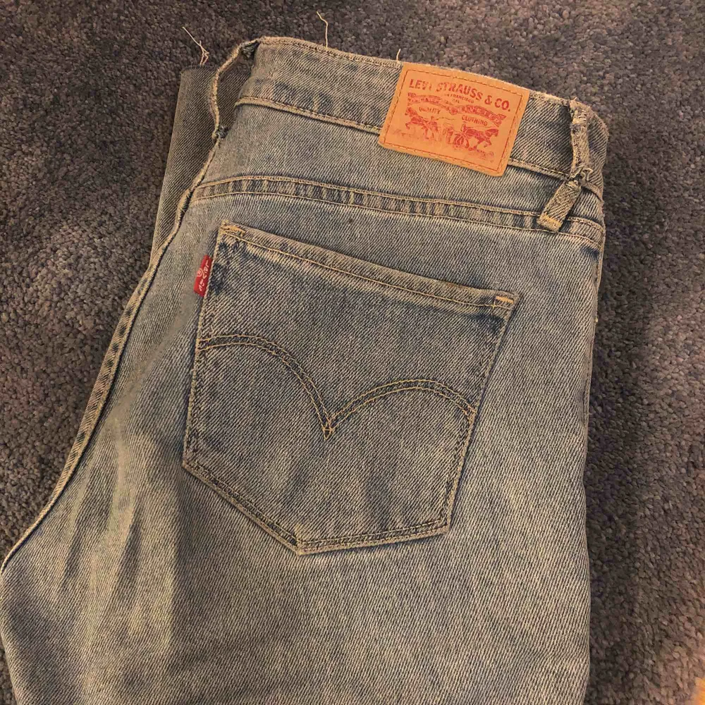 Levis jeans i strl 28 men skulle säga att de passar någon som är mellan 26-28 beroende på passform, har ett hål på insidan låret men det märks inte av. Priset är med frakt inräknat!! . Jeans & Byxor.