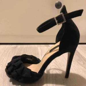 Svarta klackskor, oanvända  - Oanvända mocka klackar från ”LOST INK”