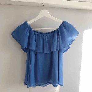  - Blus från Bik Bok i storlek S, kan bäras off-shoulder