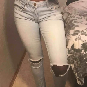  - Ljus blåa denim rebel jeans, slitna på knäa och längst ner men köpte sen så. Storlek S sitter tajt vid midjan och rumpan. 