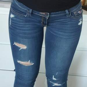 Stretchiga jeans från Hollister. I storlek 27/33. Det är använda fåtal gånger men tvättat dem i för hög grad därför ettiketen blivit sliten. 