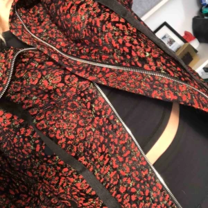  - Sjukt snygg jacka från Zara som liknar lite en bikerjacka. Perfekt till våren! Helt ny, nypris 699kr