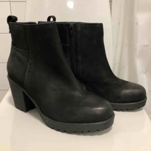  - Stövletter från Dasia. Aldrig använda då de inte passade mig. Om du vill kan jag impregnera dem, och köparen står för frakten:) 