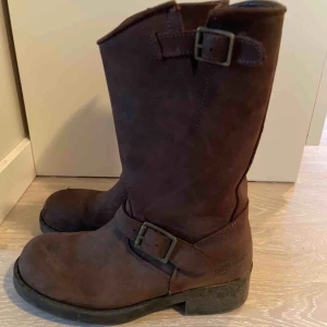 Johnny bulls - Snygga Johnny bulls mellersta modellen, läder och bruna. Använda ett fåtal gånger. Nypris- 1 200 kr. Fraktkostnad på 50 kr (köpare står för frakten)🧡