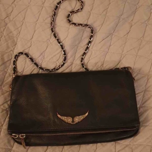  - Sänkt priset från 1800!! Svart Zadig i superbra skick men har bara kvar långa bandet därav lågt pris :( Ordinarie pris 3600!! Hör av er för fler bilder eller andra frågor