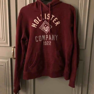  - Röd hoodie från Hollister!  Fin kvalité Storlek: S  Frakt tillkommer! 📦