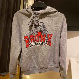  - Sjukt gosig hoodie från Gina tricot, jag använder inte längre den här och säljer därför den. Nypris: ca 250/300kr