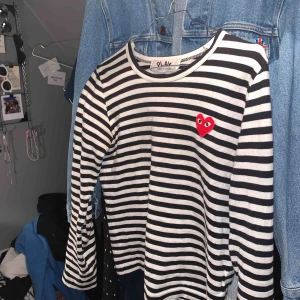  - PLAY by Comme des garcons tröja i storlek XS! Den är i ett bra skick❤️ frakt tillkommer 📦