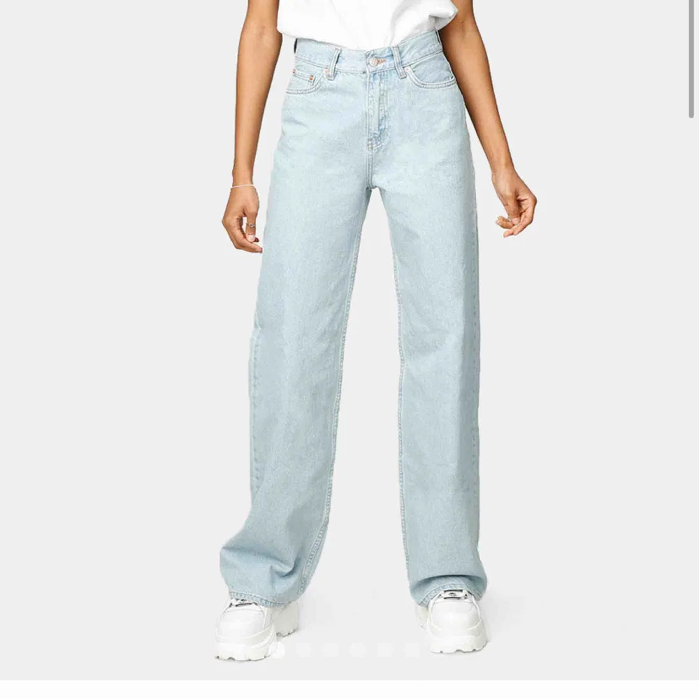 Säljer mina jeans från junkyard pga gillar ej passformen. Köpta för 500 men säljer för 300 för att det fortfarande är jättebra kvalité. Jättesköna byxor! Storlek 25. Jag är 174 så dom är bra i längden dessutom! . Jeans & Byxor.