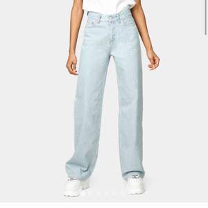Säljer mina jeans från junkyard pga gillar ej passformen. Köpta för 500 men säljer för 300 för att det fortfarande är jättebra kvalité. Jättesköna byxor! Storlek 25. Jag är 174 så dom är bra i längden dessutom! 