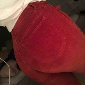  - Svinsnygga manchesterbyxor från pull & bear. Använda ett fåtal gånger, väldigt långa i benen också! Går att frakta :) 