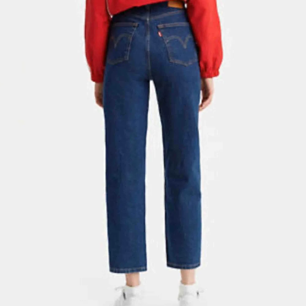 Supersnygga levi’s ribcage straight ankle jeans i en mörkblå färg. Storlek 28 med längd 29. Sparsamt använda och i superfin kvalitet. Säljer då de tyvärr är lite för korta för mig. Frakt tillkommer. Jeans & Byxor.