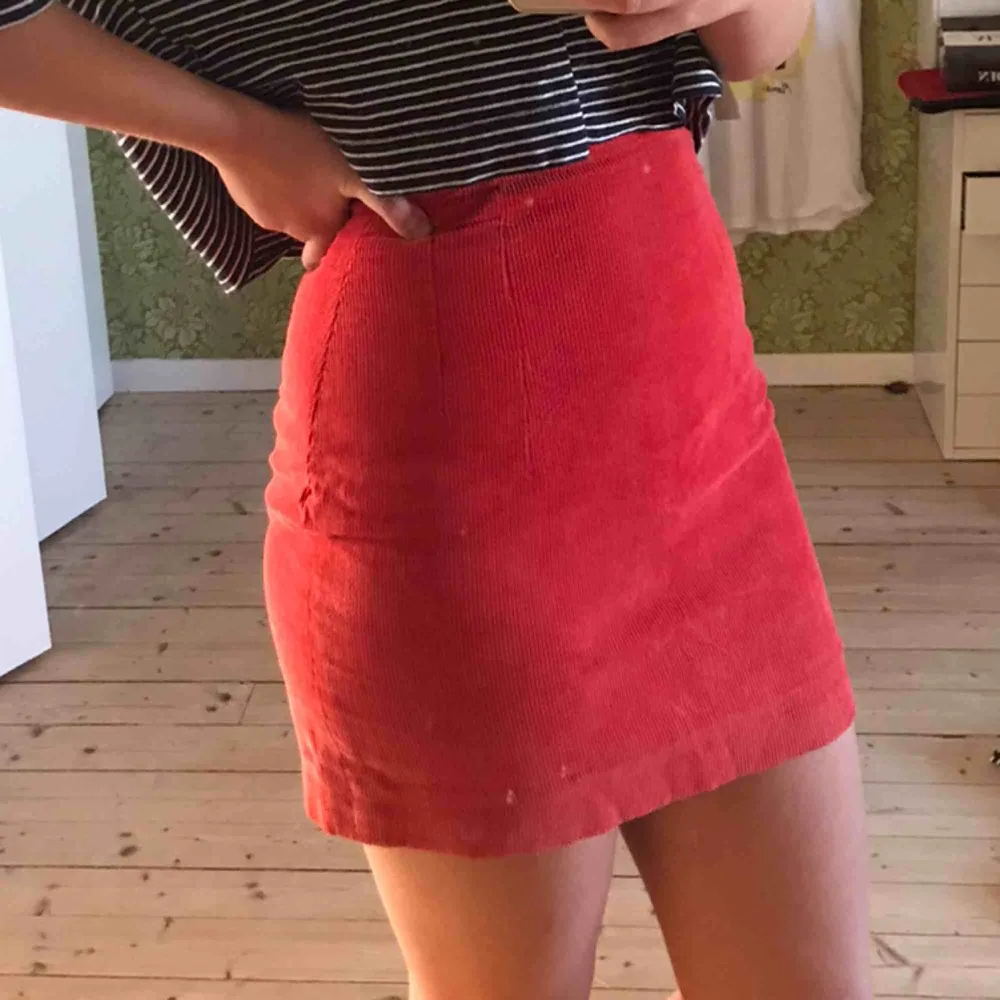 Fin röd Manchester kjol med dragkedja bak. Finns tyvärr ingen lapp så det står ej vart den är ifrån elr vilken storlek det är men den är ganska liten och tight så typ xs. Dock kan man göra den typ 5 cm längre för den är uppsydd ( syns på bild 2 ) . Kjolar.