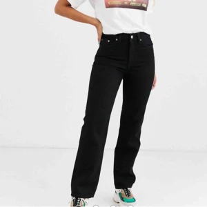  - 🦋🦋superfina och populära jeans från weekday i modellen voyage! Köpta här på plick men tyvärr för korta :(( köparen står för frakt🦋🦋