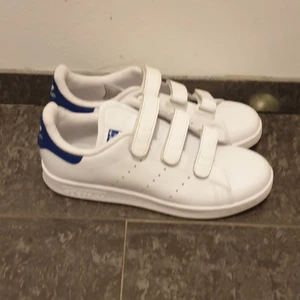 Oanvända Stan Smiths (Adidas) - Sprillans nya Stan Smith med kardborre, aldrig använda. Storlek 38. 500 kr (ord. 899). Frakt tillkommer om köpare ej kan mötas upp i Stockholm. 