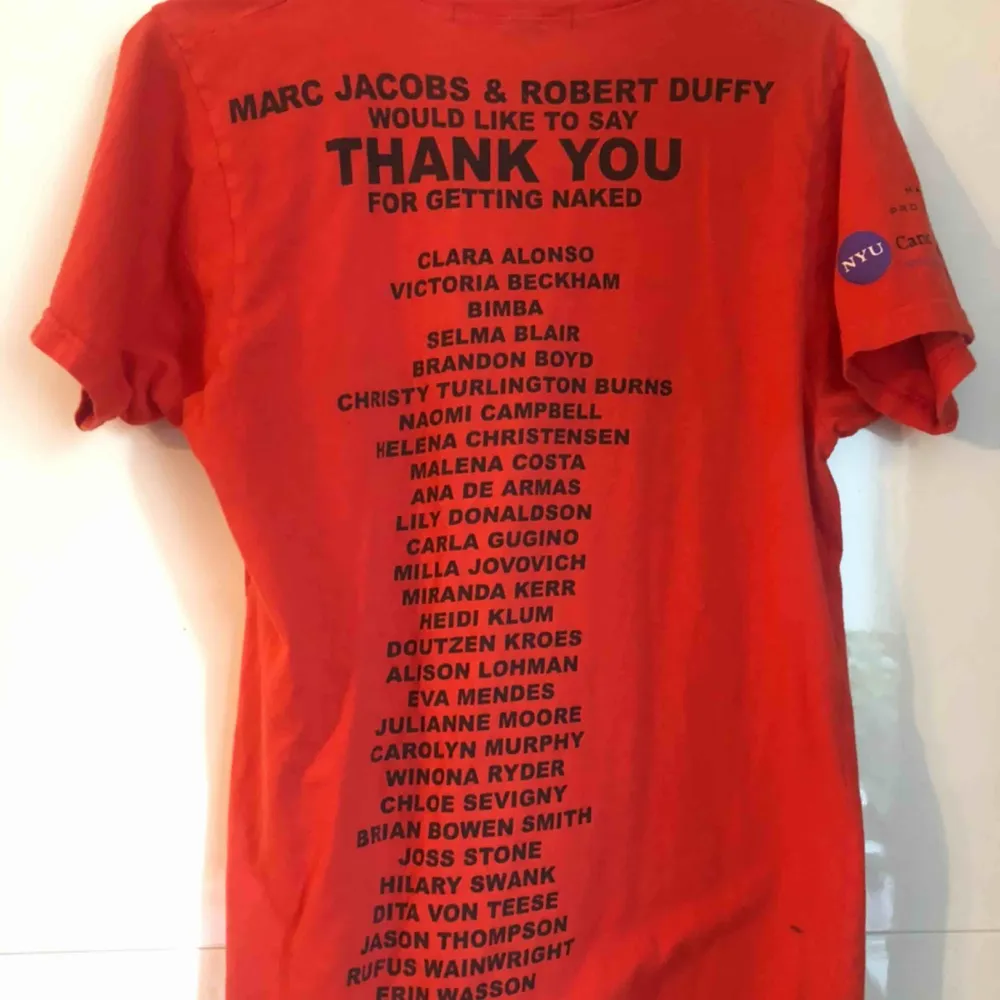 T-shirt från Marc Jacobs! 🐞 Gjordes med olika modeller för att supporta NYU och deras Cancer Institute!👼🏼  Fraktas (köparen betalar) eller mötas i Gbg! . T-shirts.