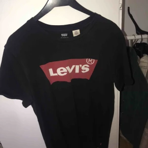  - Levis tröja 