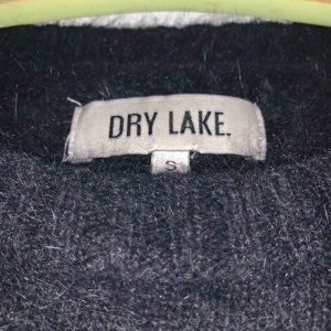  - Fluffig svart tröja från DryLake. Ny pris ca 700