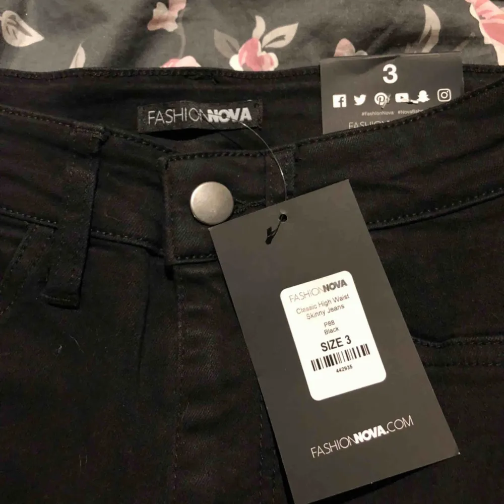 ”Classic high waist skinny jeans” från fashion nova! I strl US 3, men passar xs/s, säljer pga för långa för mig som är 157cm. Formar rumpan assnyggt! Frakt tillkommer💞 (nypris 39.99$+15$ frakt+110kr tullavgift). Jeans & Byxor.