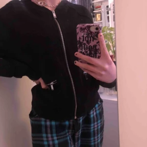  - Superfin kofta ifrån ginatricot, knappt använd så i väldigt bra skick. Texten ”Girls Rule” på ryggen 