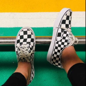 Vans - Säljer mina vans svart vita storlek 39 använda men fint skick. Billigare vid snabb och smidig affär. Fler bilder finns