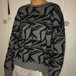  - Oversized stickad gråsvart tröja. Felfri. Frakt tillkommer