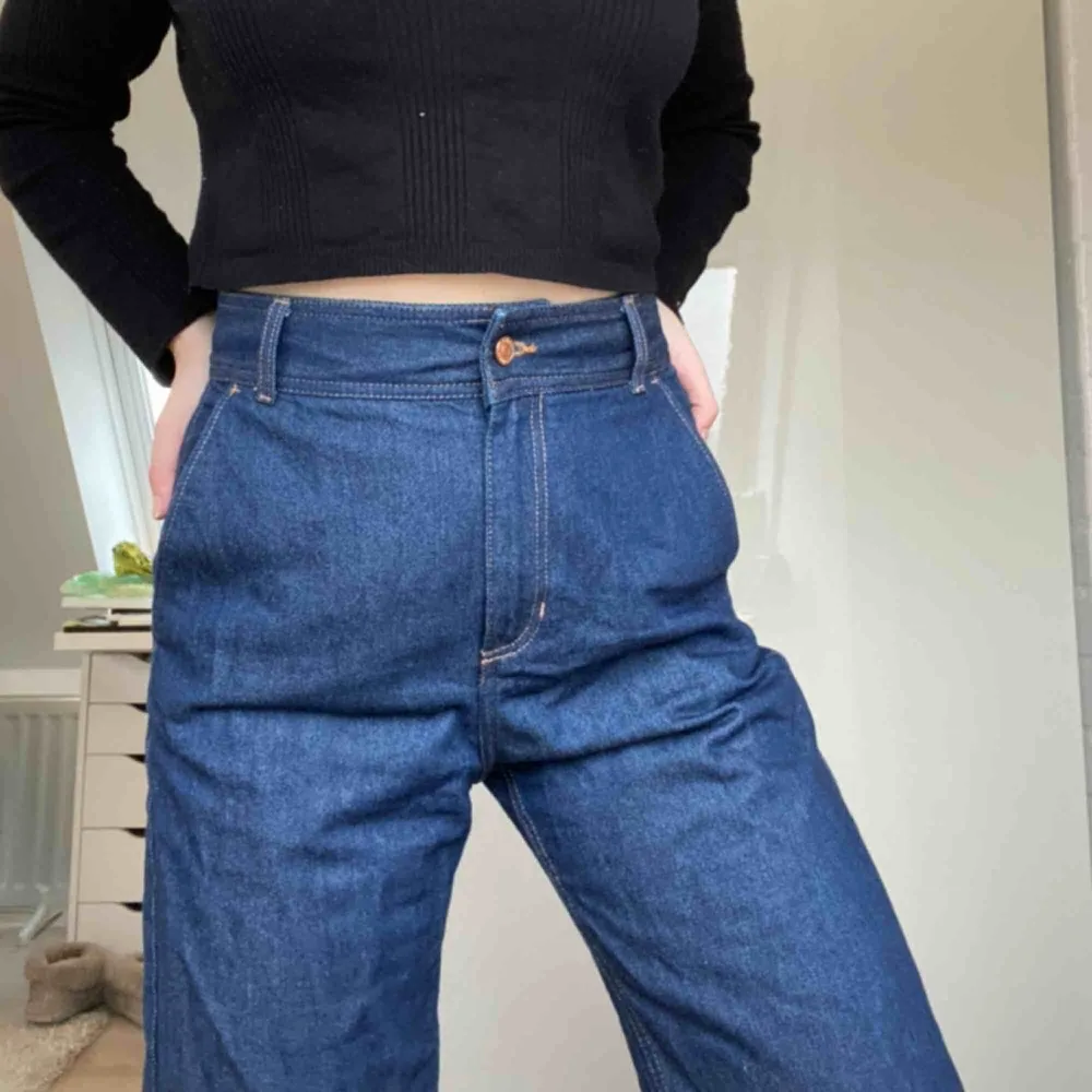Mörkblå utsvängda högmidjade jeans från Weekday, aldrig använda. Skriv för mer frågor eller bilder, frakt tillkommer.. Jeans & Byxor.