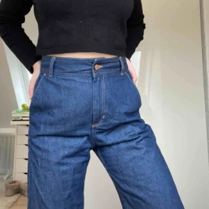  - Mörkblå utsvängda högmidjade jeans från Weekday, aldrig använda. Skriv för mer frågor eller bilder, frakt tillkommer.