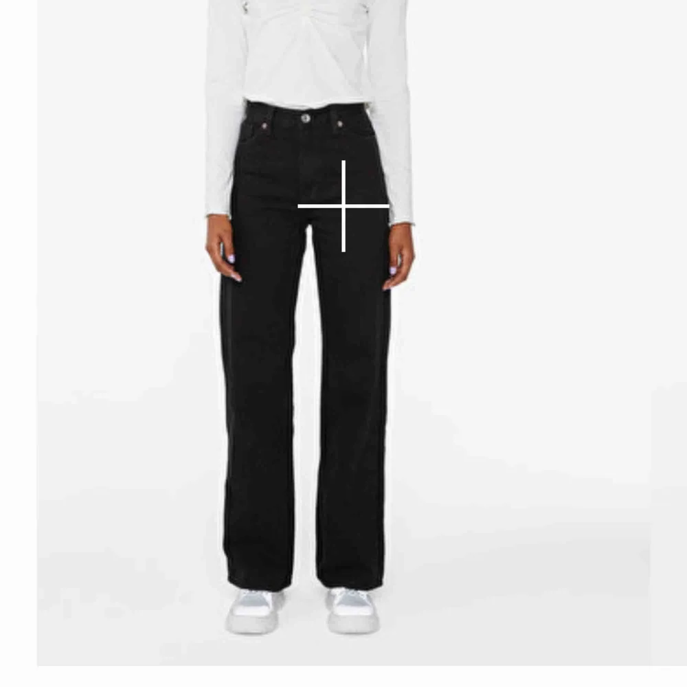 jeans från monki i modellen ”Yoko”, storlek 29 men små i storleken. kan mötas upp i sthlm eller frakta! skriv för fler bilder ☺️. Jeans & Byxor.