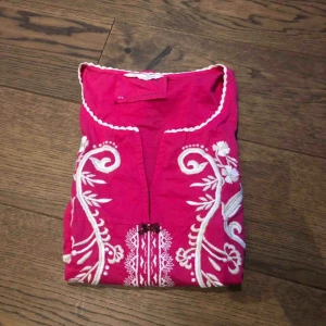  - Oanvänd mörkrosa Oddmolly klänning  Storlek:S  Köparen tar hand om frakten 