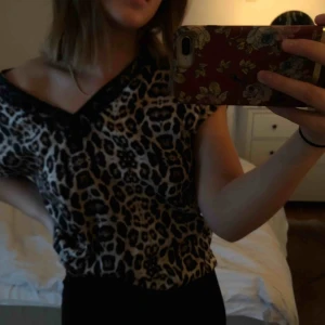  - En läcker leopard tröja/blus i storlek 34, köpt på Vero Moda. Fint spetsliknande tyg vid urringningen. Nästintill oanvänd. Frakt tillkommer och betalning sker via swish. 🐆
