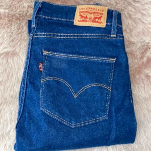  - Säljer dessa Levis-jeansen då de aldrig har kommit till användning. W27 L32, men de är avklippta i benen så är något kortare än 32 🌸 