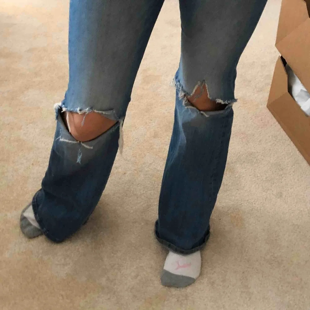 Bootcut jeans från Crocker, säljer pga för långa för mig som är 155 passar förmodligen någon som är minst 160  Storlek 26/32. Jeans & Byxor.