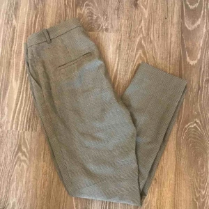  - Grårutiga kostymbyxor från H&M, jättefina men används inte längre 