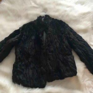  - Svart pälsjacka(inte äkta) från Only, lite tjockare så passar höst/vår men också vinter. Två fickor utan dragkedja. Sparsamt använd!