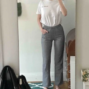  - Svart o vit rutiga byxor med perfekta passformen. Sitter tajt i midjan med snören som man kan dra åt! Jag på bilden är 170 cm. Köpta på second hand i köpenhamn. Möts på södermalm. Frakt tillkommer.