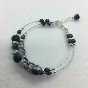  - Elegant armband i glaspärlor.  Diameter är 54mm.