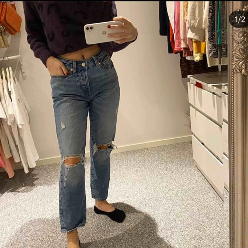 Supersnygga mellanblå slitna girlfriend jeans, endast provade och var tyvärr något stora på mig som är en liten xs! 🥰. Jeans & Byxor.