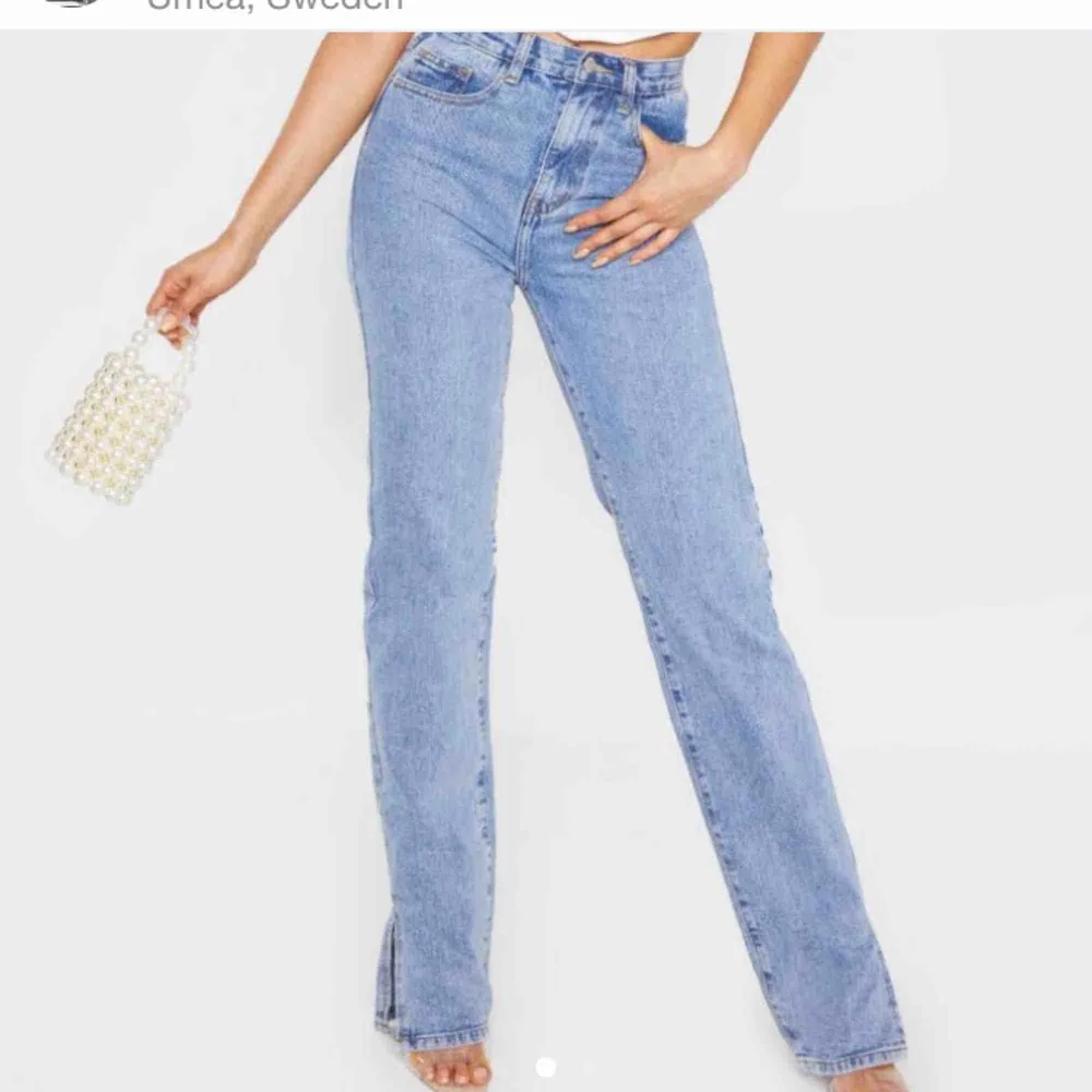 Supersnygga byxor i storlek 38🤩 de är omvända och lappen sitter kvar, de är även slutsålda på hemsidan😊. Jeans & Byxor.