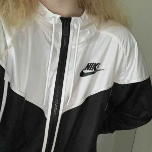  - nike jacka!!! superfräsch och toppen skick, använts som oversize av mig med strl S men säljes vidare pga tappat intresse 💥💥