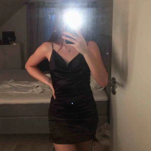  - Super snygg svart siden klänning i strl S men passar även mig som är XS. Längden är reglerbar. Enbart använd 1 gång så är i helt nytt skick! Frakt tillkommer. 