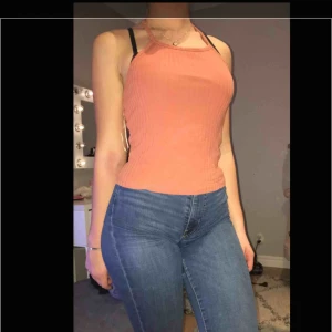  - Helt oanvänt aprikosrosa linne. 