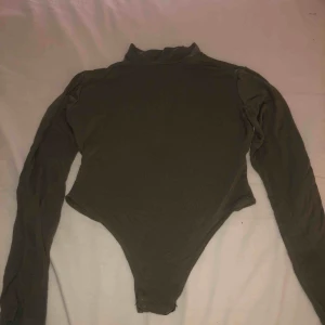  - Polo tröja/body i mörkgrön, från boohoo. Storlek 36 men sitter som en xs och väldigt kort modell. 