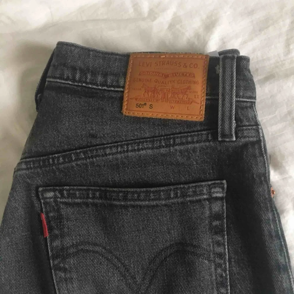 Säljer mina snygga levis jeans pga kommer inte till användning längre! De är använda men i fint skick. Storlek: W25, L32. Frakt ingår ej (OBS: många intresserade så buda gärna!). Jeans & Byxor.