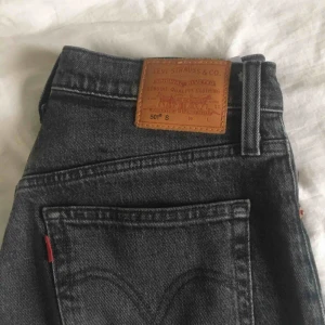  - Säljer mina snygga levis jeans pga kommer inte till användning längre! De är använda men i fint skick. Storlek: W25, L32. Frakt ingår ej (OBS: många intresserade så buda gärna!)
