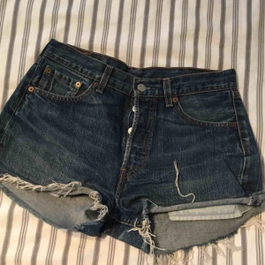  - Mörkblåa 501 Levisshorts från T-Shirt Store i storlek W 29 L 32. De passar mig som är en storlek EU 36. Väldigt sköna! 