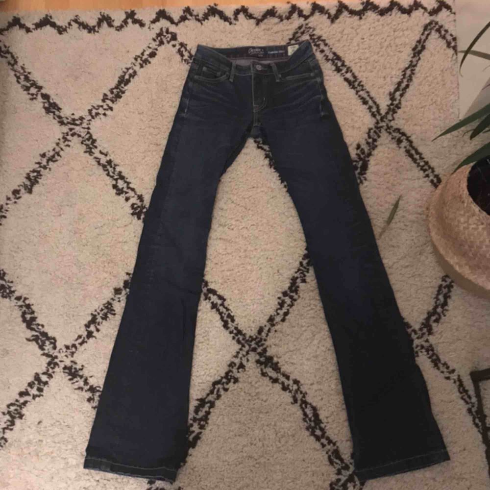 Mörkblåa bootcut jeans från JC (crocker) i modellen PEP!BOOT💚använda typ 1 gång💥frakt 65kr. Jeans & Byxor.