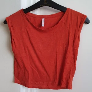 Crop top - Orange crop-top från New yorker.  Färgen är mer mättad än vad det ser ut som på den första bilden.